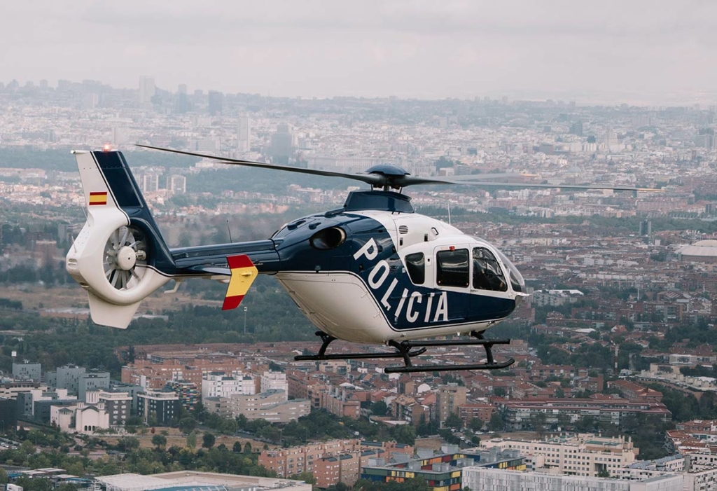 Helicóptero de la Policía Nacional sobre volando el cielo de Madrid.